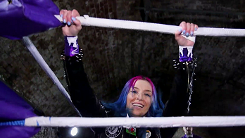 Did anyone know the photos in this article had float over text? Is that still a thing?